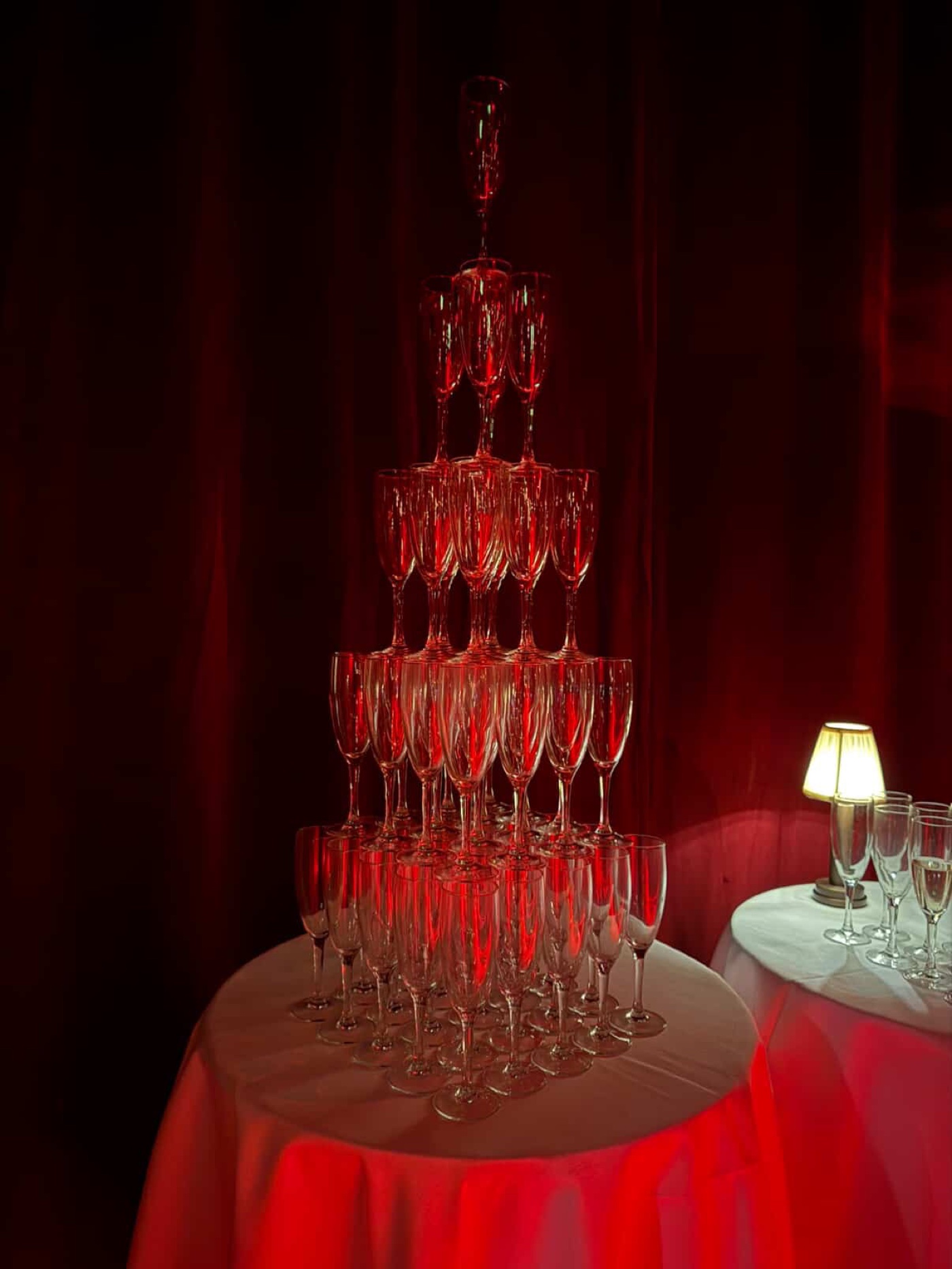 Et tårn af champagneglas på Søpavillonen