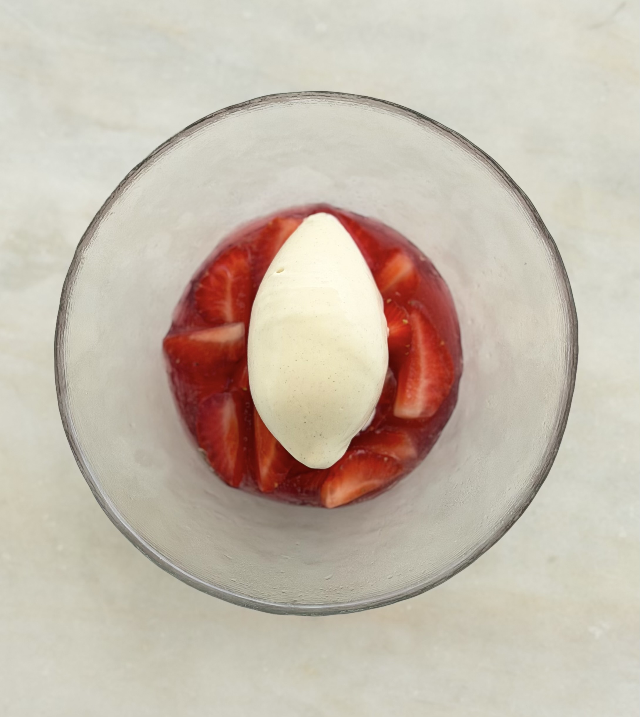 Jordbærdessert med is