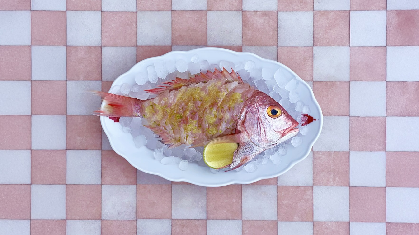 Sashimi på et serveringsfad